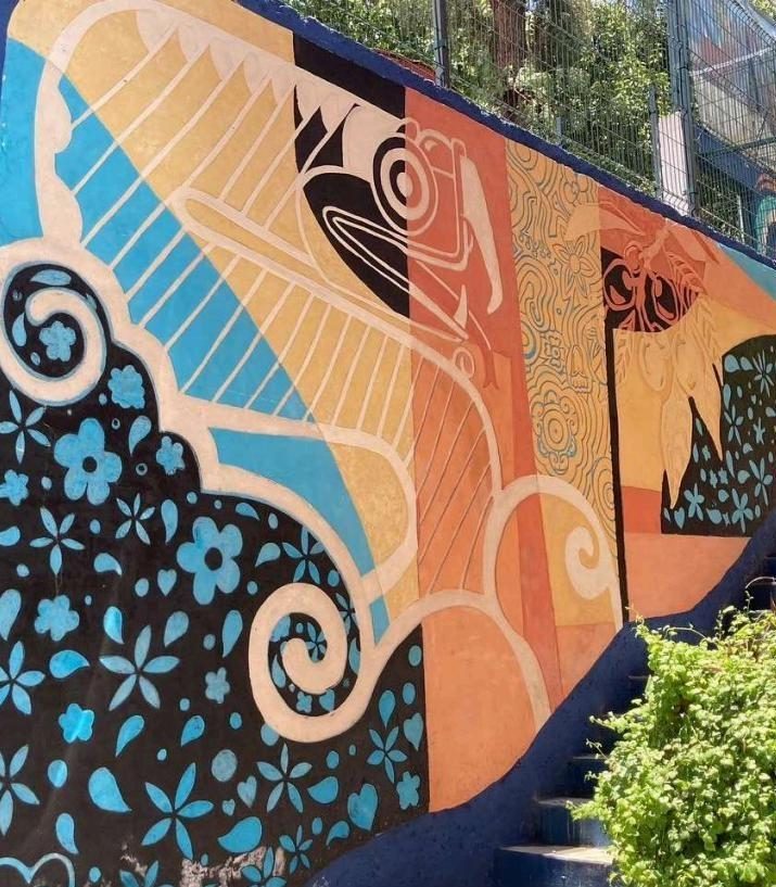 Murales de colores sobre una escalera en una colina